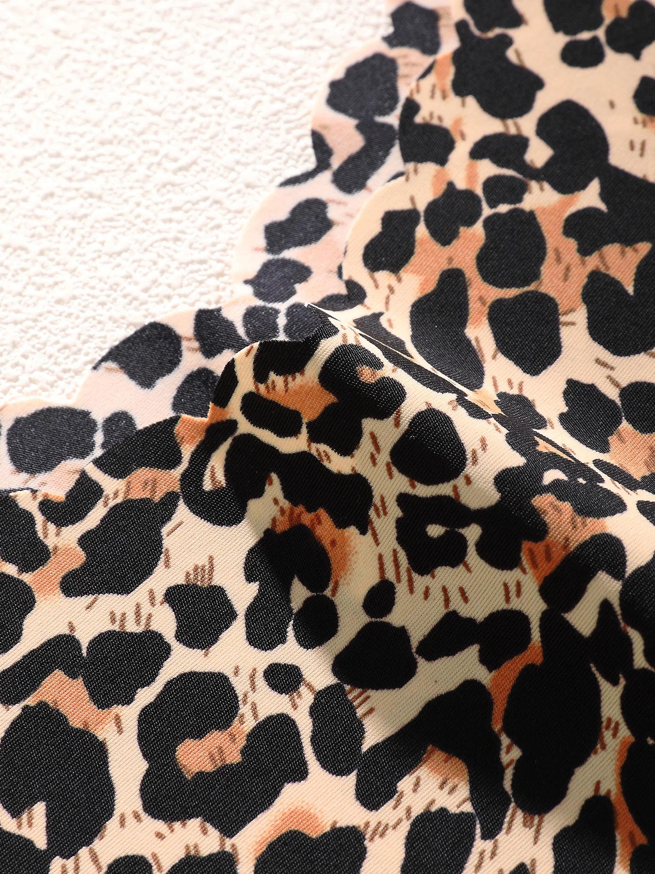 5PCS Leopard Heart Print Scalloped V-Waist Thongs, Seamless No-Show Earth Neutral Soft Breathable Invisible Women Daily Underwea