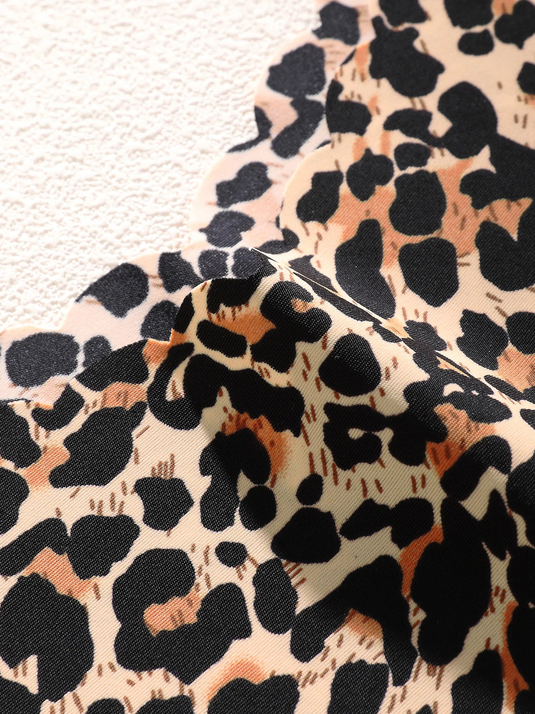 5PCS Leopard Heart Print Scalloped V-Waist Thongs, Seamless No-Show Earth Neutral Soft Breathable Invisible Women Daily Underwea