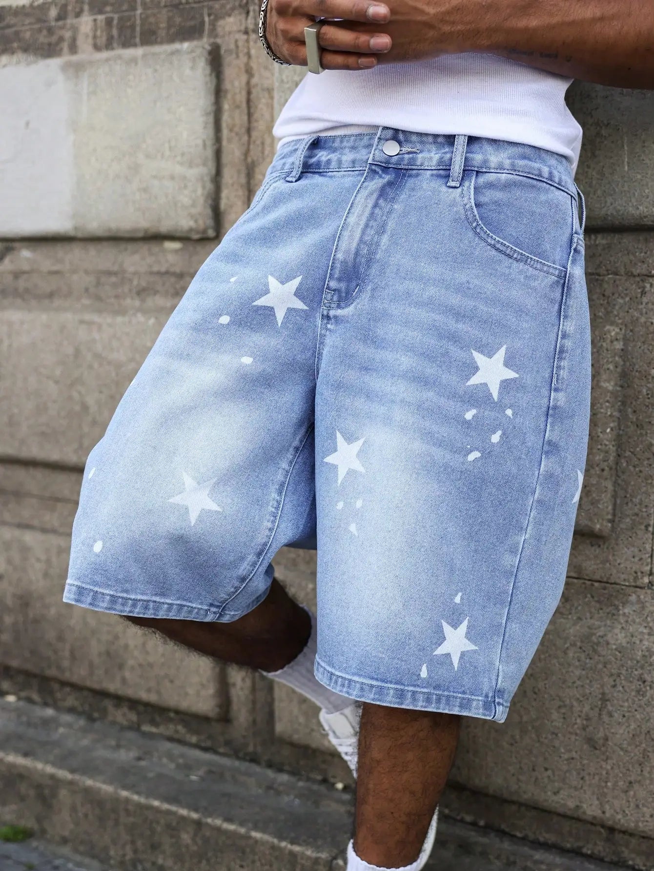 Men's blue denim shorts for spring and summer, with stars printed on the legs, are stylish and simple to match. ATFH