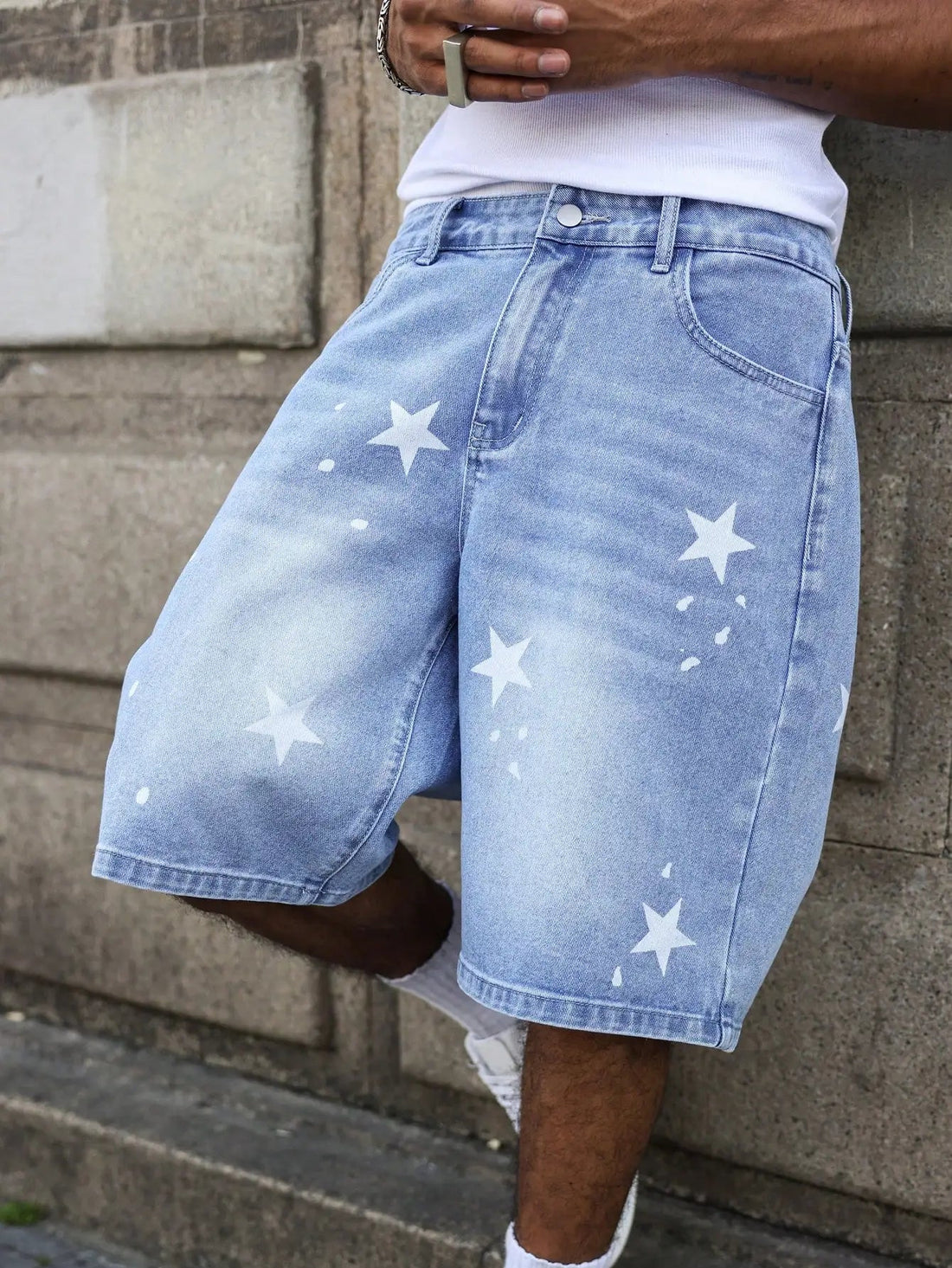 Men's blue denim shorts for spring and summer, with stars printed on the legs, are stylish and simple to match. ATFH