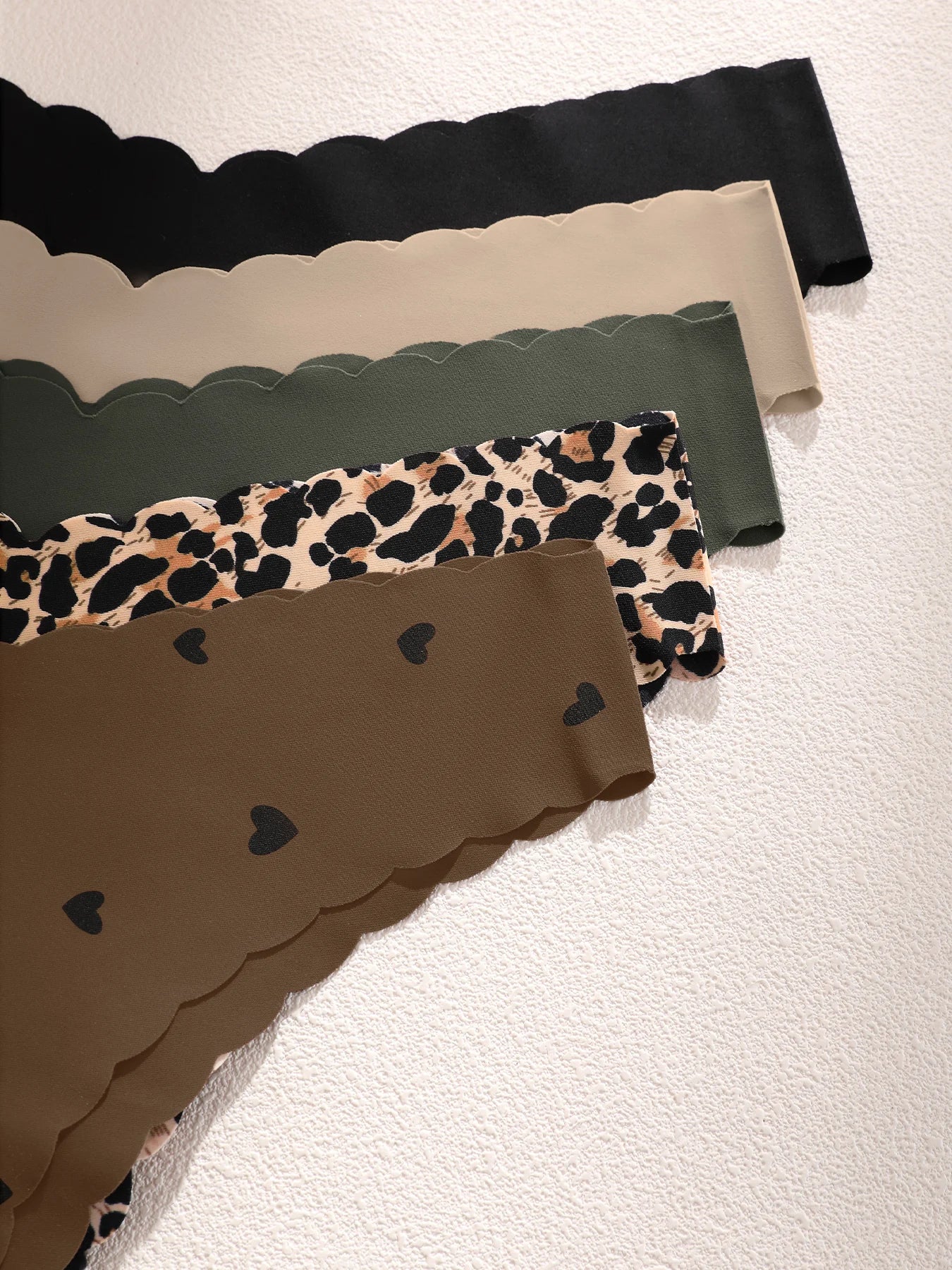 5PCS Leopard Heart Print Scalloped V-Waist Thongs, Seamless No-Show Earth Neutral Soft Breathable Invisible Women Daily Underwea