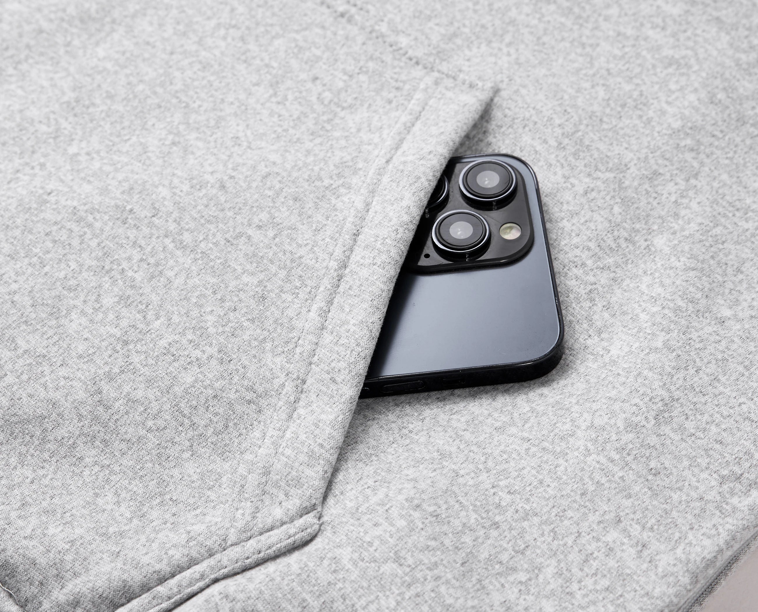 The new smart heating garment is a casual, hooded sweatshirt that can be heated using USB charging. It is designed for outdoor u - ATFH