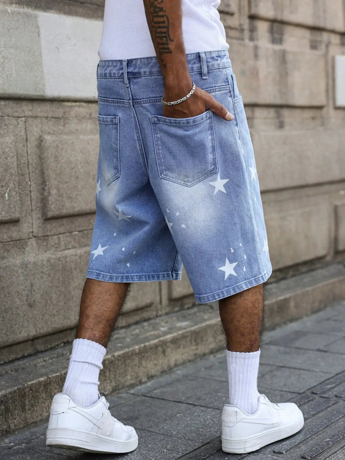 Men's blue denim shorts for spring and summer, with stars printed on the legs, are stylish and simple to match. ATFH
