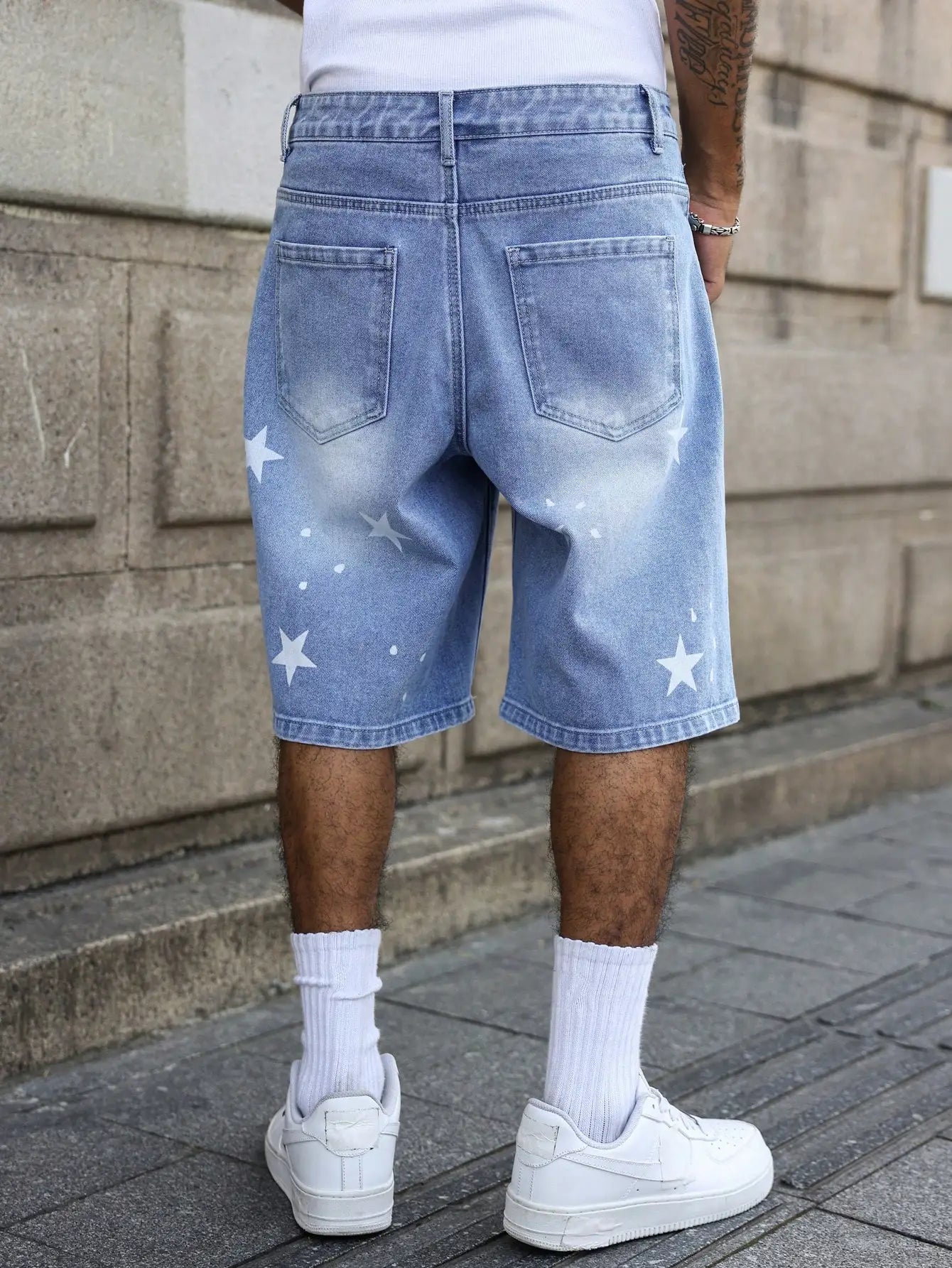 Men's blue denim shorts for spring and summer, with stars printed on the legs, are stylish and simple to match. ATFH