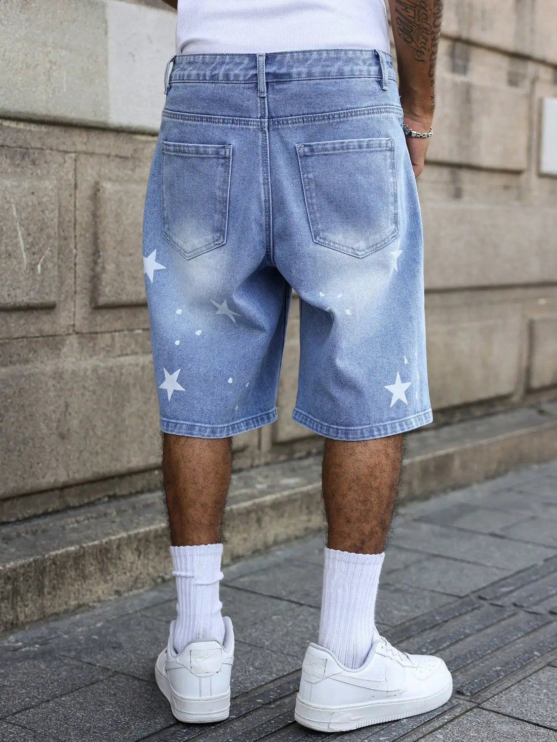 Men's blue denim shorts for spring and summer, with stars printed on the legs, are stylish and simple to match. ATFH