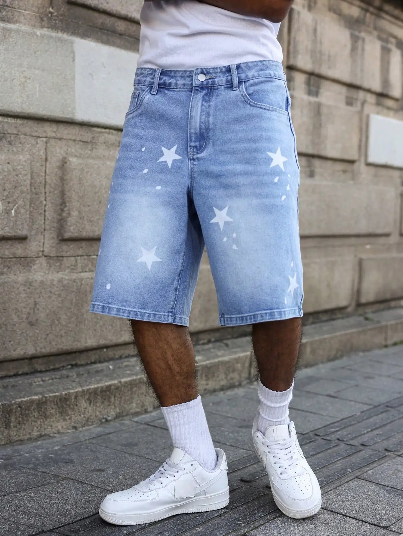 Men's blue denim shorts for spring and summer, with stars printed on the legs, are stylish and simple to match. ATFH