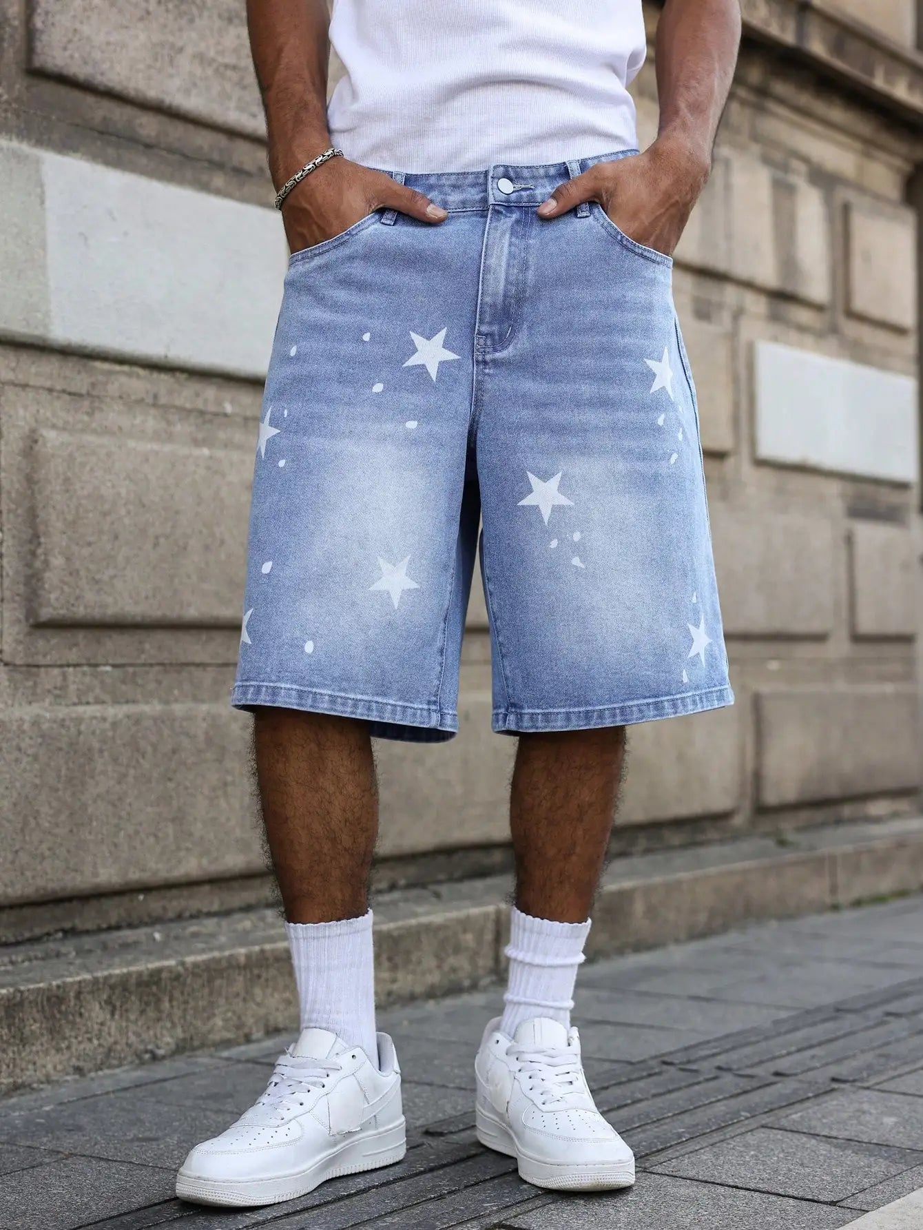 Men's blue denim shorts for spring and summer, with stars printed on the legs, are stylish and simple to match. ATFH
