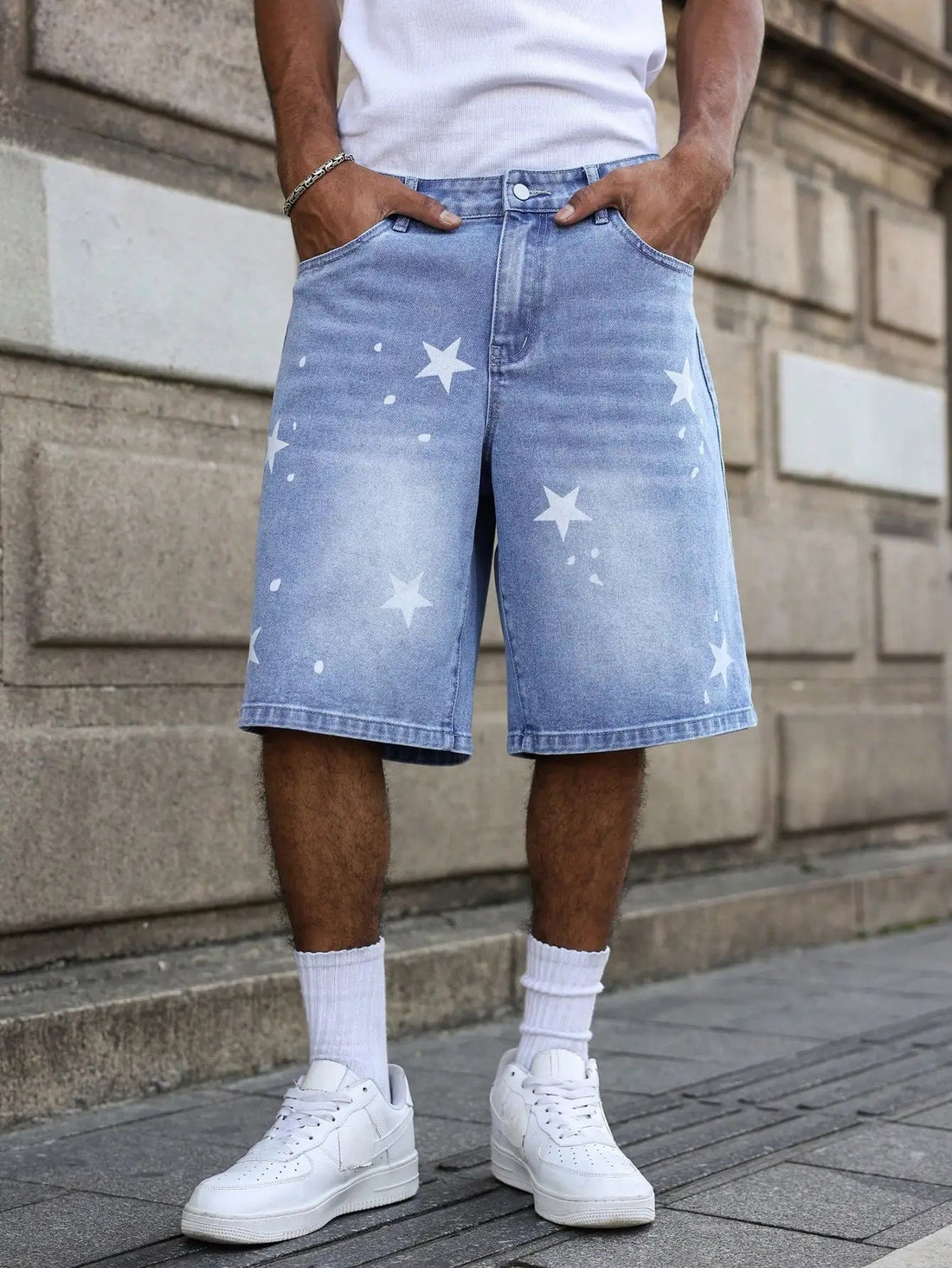 Men's blue denim shorts for spring and summer, with stars printed on the legs, are stylish and simple to match. ATFH