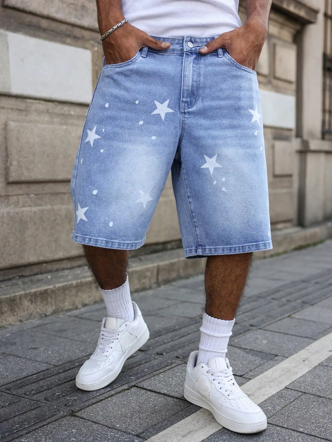 Men's blue denim shorts for spring and summer, with stars printed on the legs, are stylish and simple to match. ATFH
